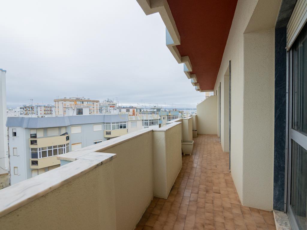 NÃO PERCA ESTA GRANDE OPORTUNIDADE! APARTAMENTO T3 DE GRANDES DIMENSÕES 140 M2 COM AMPLA VARANDA, DESPENSA E DUAS CASAS DE BANHO, MUITO BEM LOCALIZADO NO CENTRO DE PORTIMÃO PRÓXIMO DE TODAS AS COMODIDADES E SERVIÇOS, A MINUTOS DA ZONA RIBEIRINHA E A POUCOS MINUTOS - Image 1