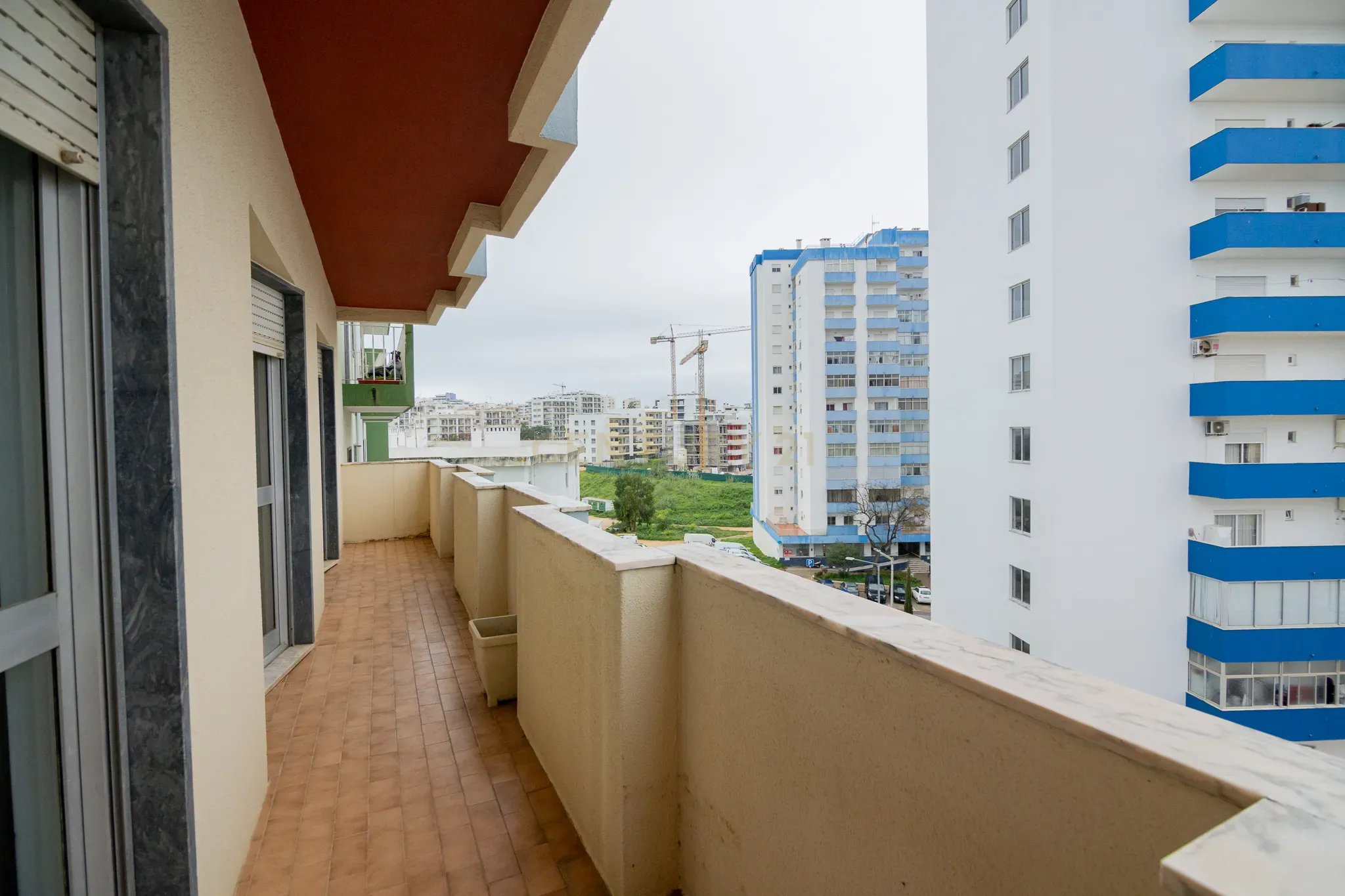 NÃO PERCA ESTA GRANDE OPORTUNIDADE! APARTAMENTO T3 DE GRANDES DIMENSÕES 140 M2 COM AMPLA VARANDA, DESPENSA E DUAS CASAS DE BANHO, MUITO BEM LOCALIZADO NO CENTRO DE PORTIMÃO PRÓXIMO DE TODAS AS COMODIDADES E SERVIÇOS, A MINUTOS DA ZONA RIBEIRINHA E A POUCOS MINUTOS - Image 23