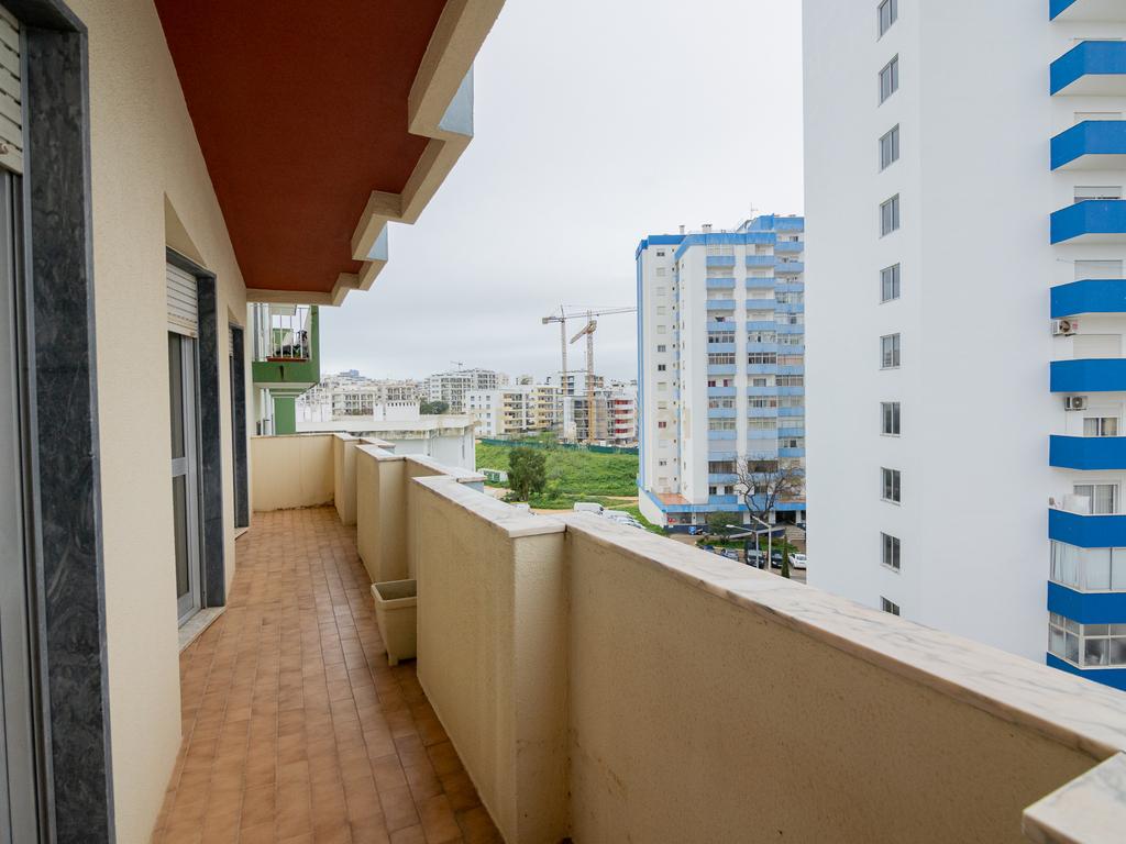 NÃO PERCA ESTA GRANDE OPORTUNIDADE! APARTAMENTO T3 DE GRANDES DIMENSÕES 140 M2 COM AMPLA VARANDA, DESPENSA E DUAS CASAS DE BANHO, MUITO BEM LOCALIZADO NO CENTRO DE PORTIMÃO PRÓXIMO DE TODAS AS COMODIDADES E SERVIÇOS, A MINUTOS DA ZONA RIBEIRINHA E A POUCOS MINUTOS - Image 23