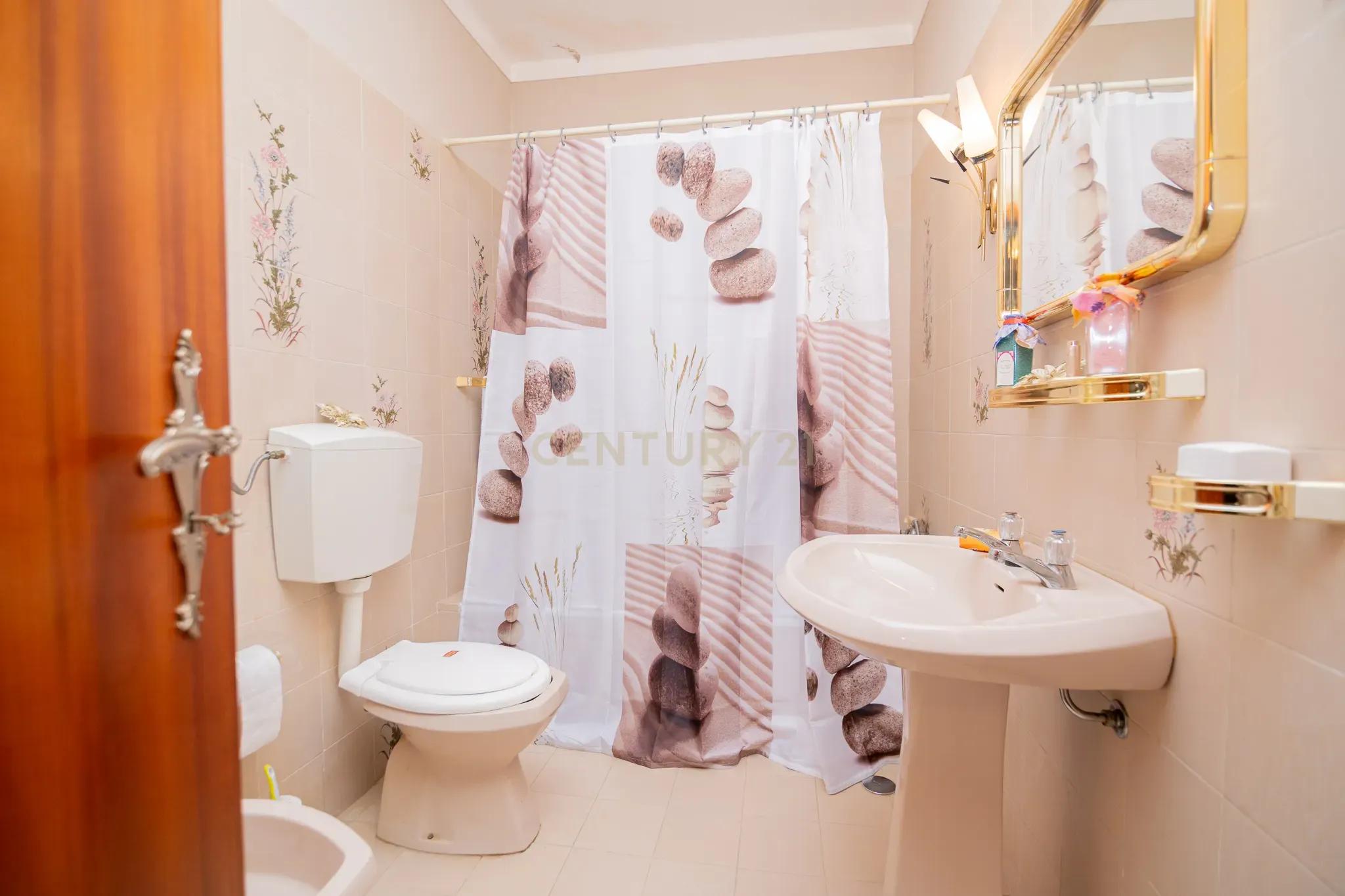 NÃO PERCA ESTA GRANDE OPORTUNIDADE! APARTAMENTO T3 DE GRANDES DIMENSÕES 140 M2 COM AMPLA VARANDA, DESPENSA E DUAS CASAS DE BANHO, MUITO BEM LOCALIZADO NO CENTRO DE PORTIMÃO PRÓXIMO DE TODAS AS COMODIDADES E SERVIÇOS, A MINUTOS DA ZONA RIBEIRINHA E A POUCOS MINUTOS - Image 27