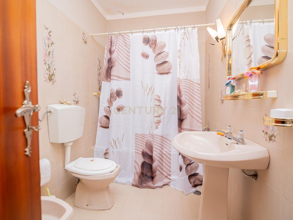 NÃO PERCA ESTA GRANDE OPORTUNIDADE! APARTAMENTO T3 DE GRANDES DIMENSÕES 140 M2 COM AMPLA VARANDA, DESPENSA E DUAS CASAS DE BANHO, MUITO BEM LOCALIZADO NO CENTRO DE PORTIMÃO PRÓXIMO DE TODAS AS COMODIDADES E SERVIÇOS, A MINUTOS DA ZONA RIBEIRINHA E A POUCOS MINUTOS - Image 27