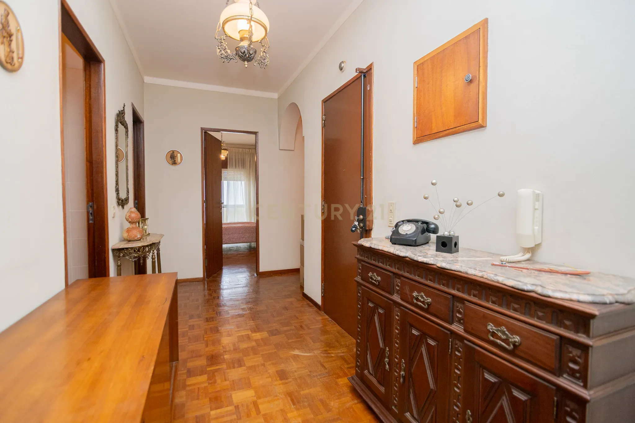 NÃO PERCA ESTA GRANDE OPORTUNIDADE! APARTAMENTO T3 DE GRANDES DIMENSÕES 140 M2 COM AMPLA VARANDA, DESPENSA E DUAS CASAS DE BANHO, MUITO BEM LOCALIZADO NO CENTRO DE PORTIMÃO PRÓXIMO DE TODAS AS COMODIDADES E SERVIÇOS, A MINUTOS DA ZONA RIBEIRINHA E A POUCOS MINUTOS - Image 7