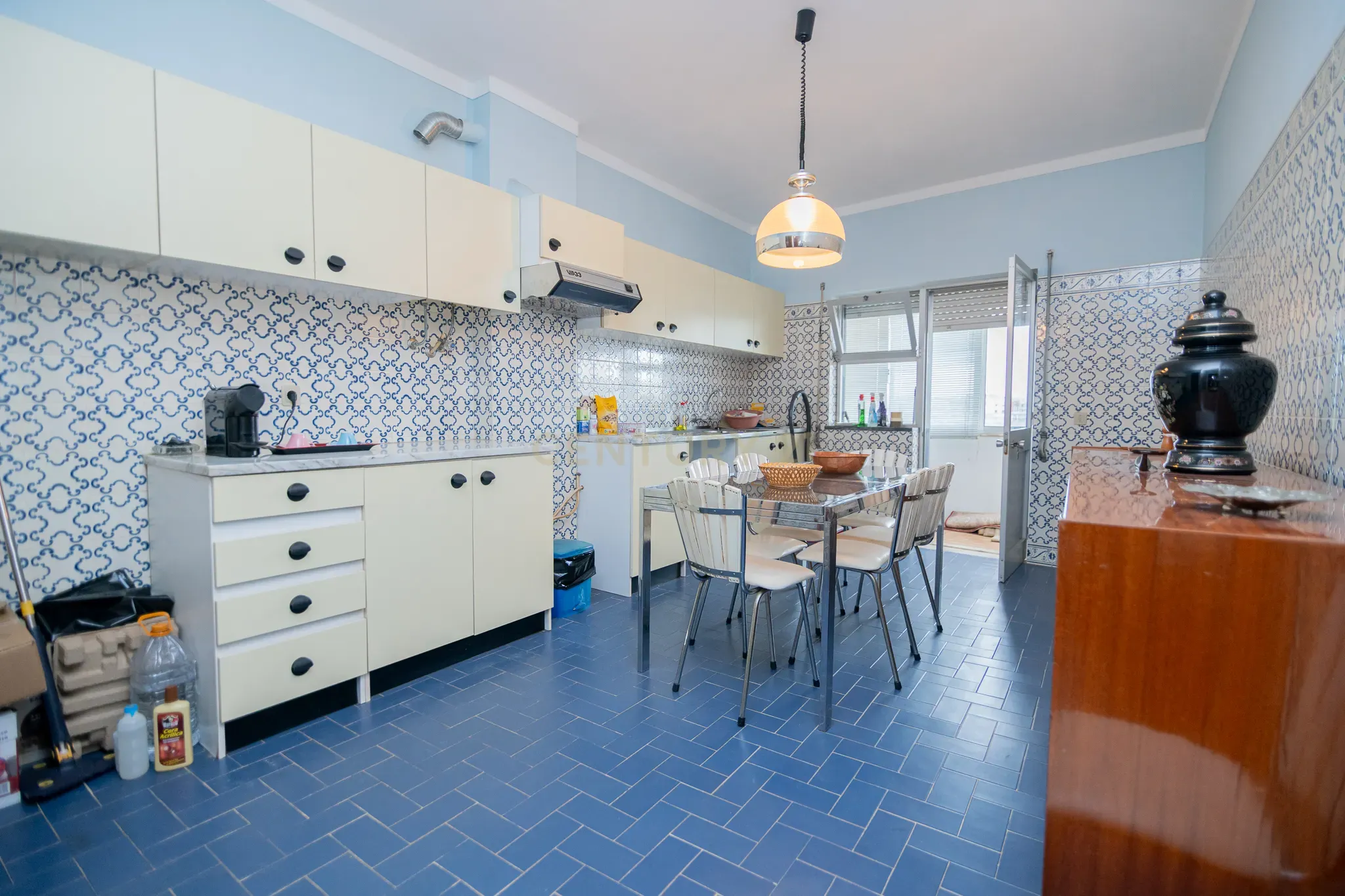 NÃO PERCA ESTA GRANDE OPORTUNIDADE! APARTAMENTO T3 DE GRANDES DIMENSÕES 140 M2 COM AMPLA VARANDA, DESPENSA E DUAS CASAS DE BANHO, MUITO BEM LOCALIZADO NO CENTRO DE PORTIMÃO PRÓXIMO DE TODAS AS COMODIDADES E SERVIÇOS, A MINUTOS DA ZONA RIBEIRINHA E A POUCOS MINUTOS - Image 12