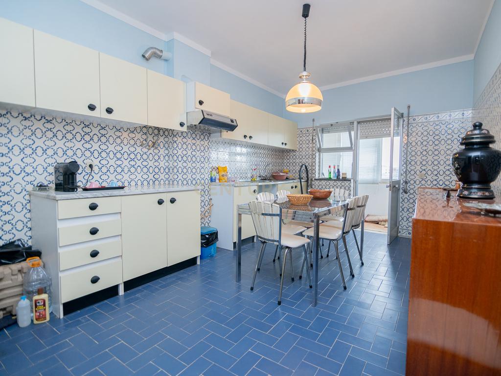 NÃO PERCA ESTA GRANDE OPORTUNIDADE! APARTAMENTO T3 DE GRANDES DIMENSÕES 140 M2 COM AMPLA VARANDA, DESPENSA E DUAS CASAS DE BANHO, MUITO BEM LOCALIZADO NO CENTRO DE PORTIMÃO PRÓXIMO DE TODAS AS COMODIDADES E SERVIÇOS, A MINUTOS DA ZONA RIBEIRINHA E A POUCOS MINUTOS - Image 12