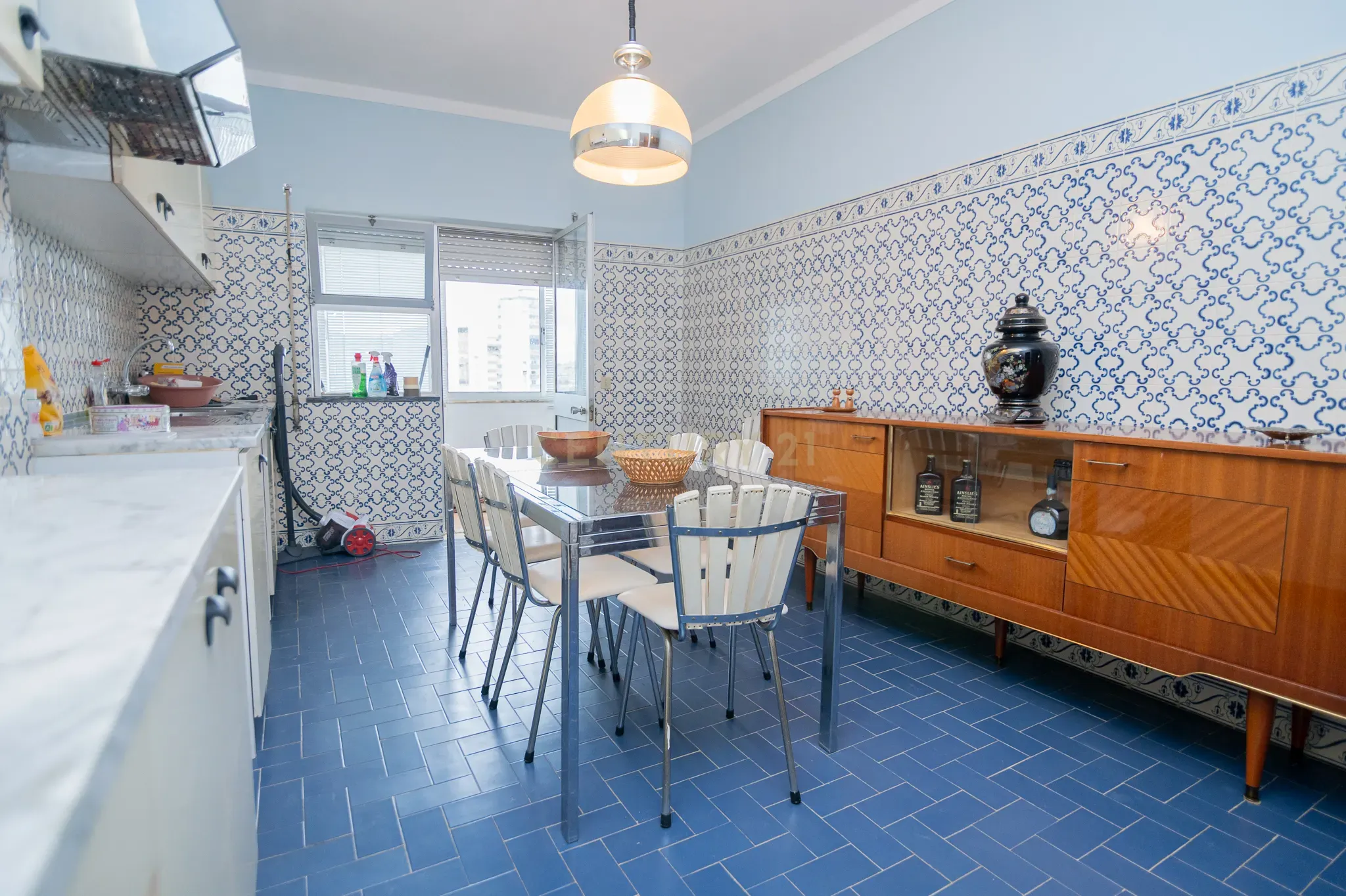 NÃO PERCA ESTA GRANDE OPORTUNIDADE! APARTAMENTO T3 DE GRANDES DIMENSÕES 140 M2 COM AMPLA VARANDA, DESPENSA E DUAS CASAS DE BANHO, MUITO BEM LOCALIZADO NO CENTRO DE PORTIMÃO PRÓXIMO DE TODAS AS COMODIDADES E SERVIÇOS, A MINUTOS DA ZONA RIBEIRINHA E A POUCOS MINUTOS - Image 14