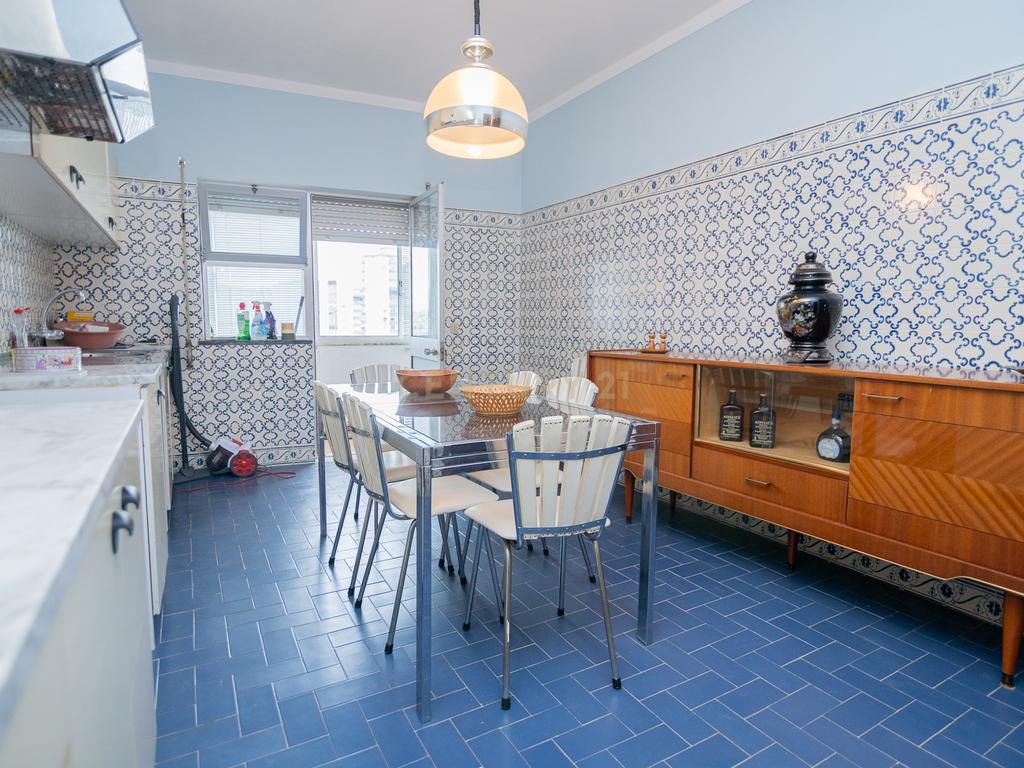 NÃO PERCA ESTA GRANDE OPORTUNIDADE! APARTAMENTO T3 DE GRANDES DIMENSÕES 140 M2 COM AMPLA VARANDA, DESPENSA E DUAS CASAS DE BANHO, MUITO BEM LOCALIZADO NO CENTRO DE PORTIMÃO PRÓXIMO DE TODAS AS COMODIDADES E SERVIÇOS, A MINUTOS DA ZONA RIBEIRINHA E A POUCOS MINUTOS - Image 14