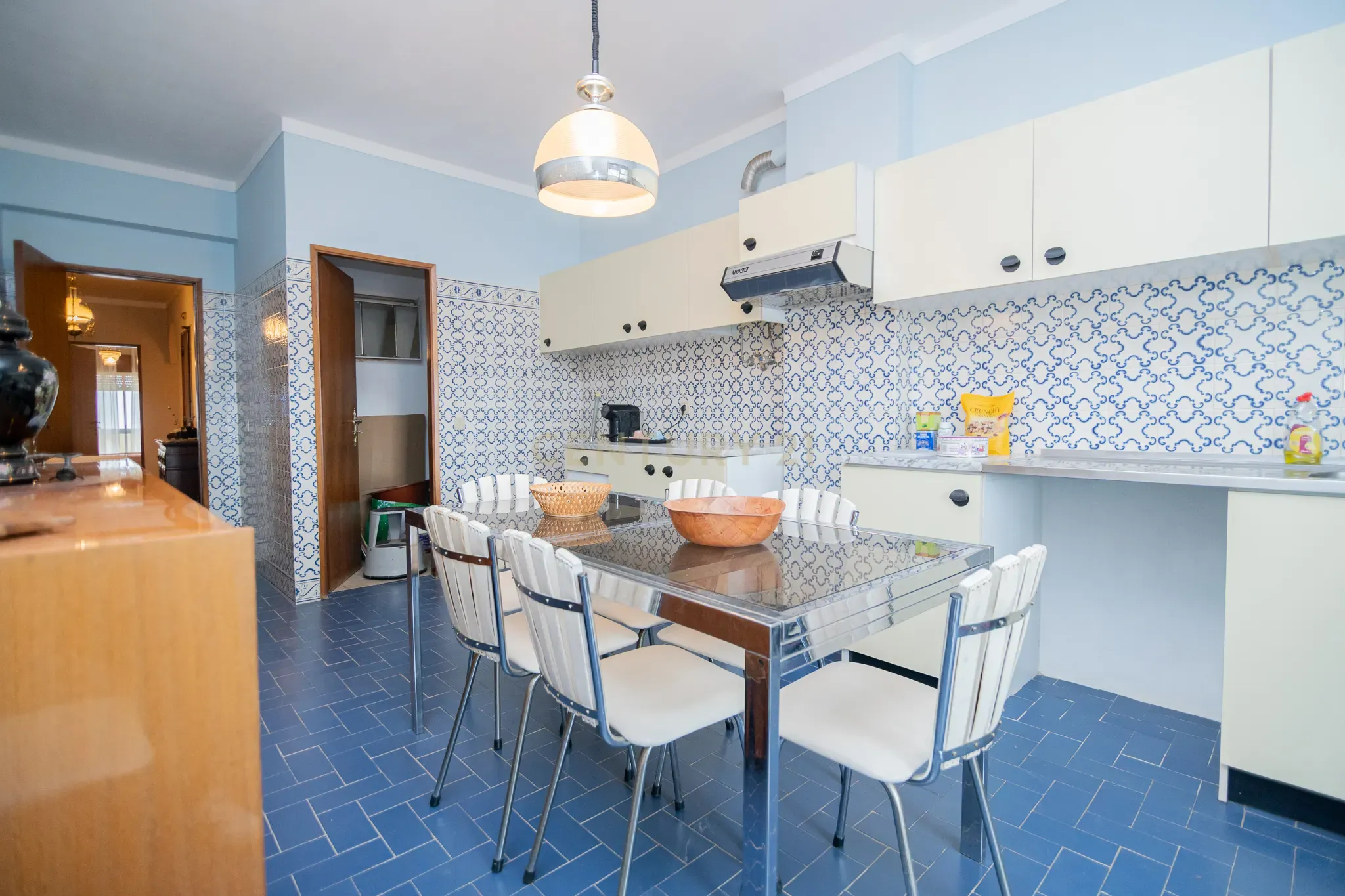 NÃO PERCA ESTA GRANDE OPORTUNIDADE! APARTAMENTO T3 DE GRANDES DIMENSÕES 140 M2 COM AMPLA VARANDA, DESPENSA E DUAS CASAS DE BANHO, MUITO BEM LOCALIZADO NO CENTRO DE PORTIMÃO PRÓXIMO DE TODAS AS COMODIDADES E SERVIÇOS, A MINUTOS DA ZONA RIBEIRINHA E A POUCOS MINUTOS - Image 13