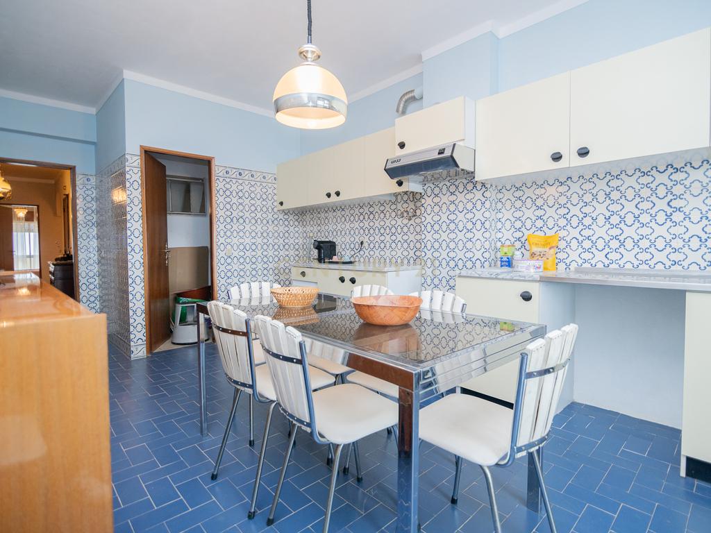 NÃO PERCA ESTA GRANDE OPORTUNIDADE! APARTAMENTO T3 DE GRANDES DIMENSÕES 140 M2 COM AMPLA VARANDA, DESPENSA E DUAS CASAS DE BANHO, MUITO BEM LOCALIZADO NO CENTRO DE PORTIMÃO PRÓXIMO DE TODAS AS COMODIDADES E SERVIÇOS, A MINUTOS DA ZONA RIBEIRINHA E A POUCOS MINUTOS - Image 13