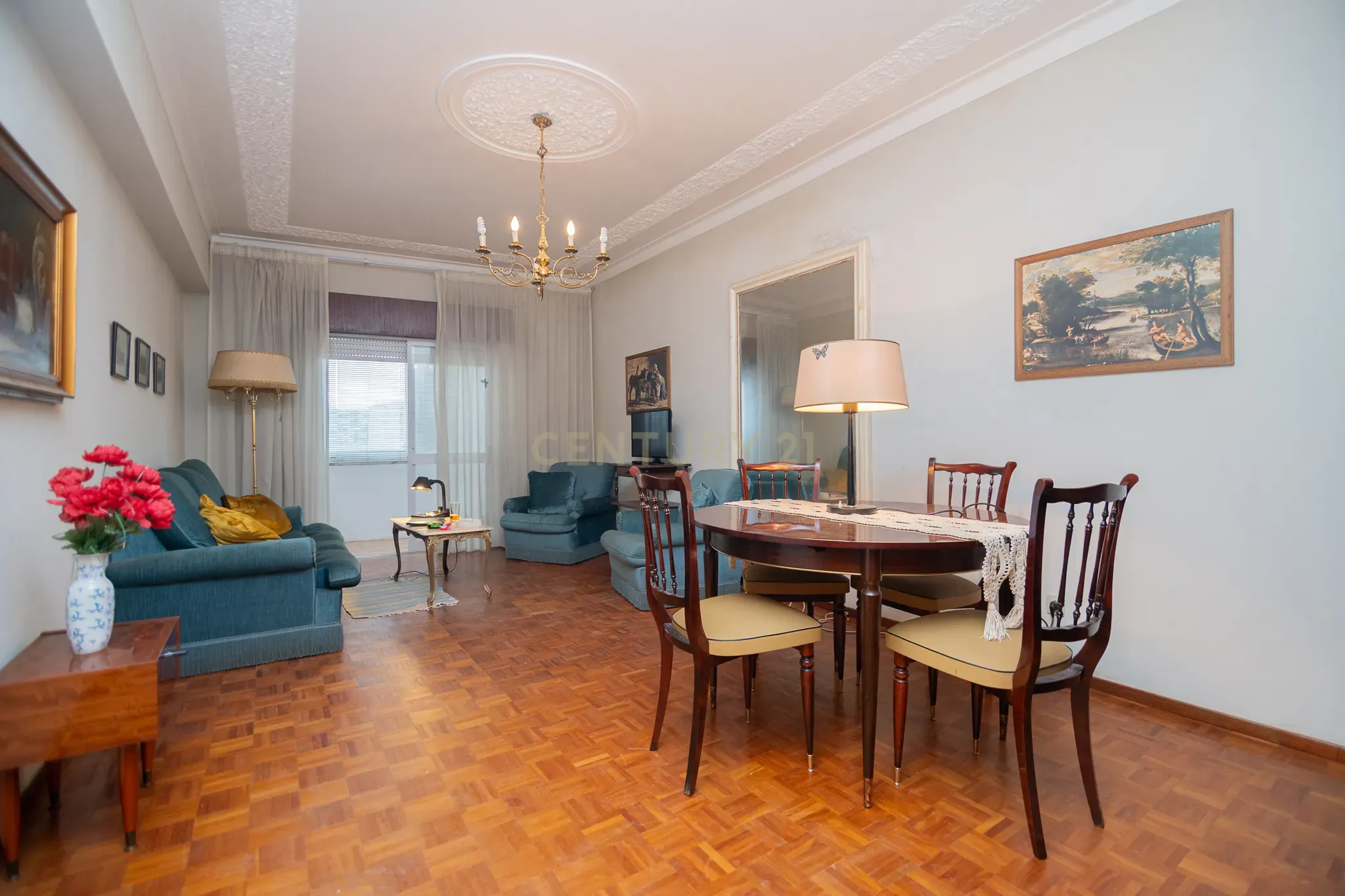 NÃO PERCA ESTA GRANDE OPORTUNIDADE! APARTAMENTO T3 DE GRANDES DIMENSÕES 140 M2 COM AMPLA VARANDA, DESPENSA E DUAS CASAS DE BANHO, MUITO BEM LOCALIZADO NO CENTRO DE PORTIMÃO PRÓXIMO DE TODAS AS COMODIDADES E SERVIÇOS, A MINUTOS DA ZONA RIBEIRINHA E A POUCOS MINUTOS - Image 10