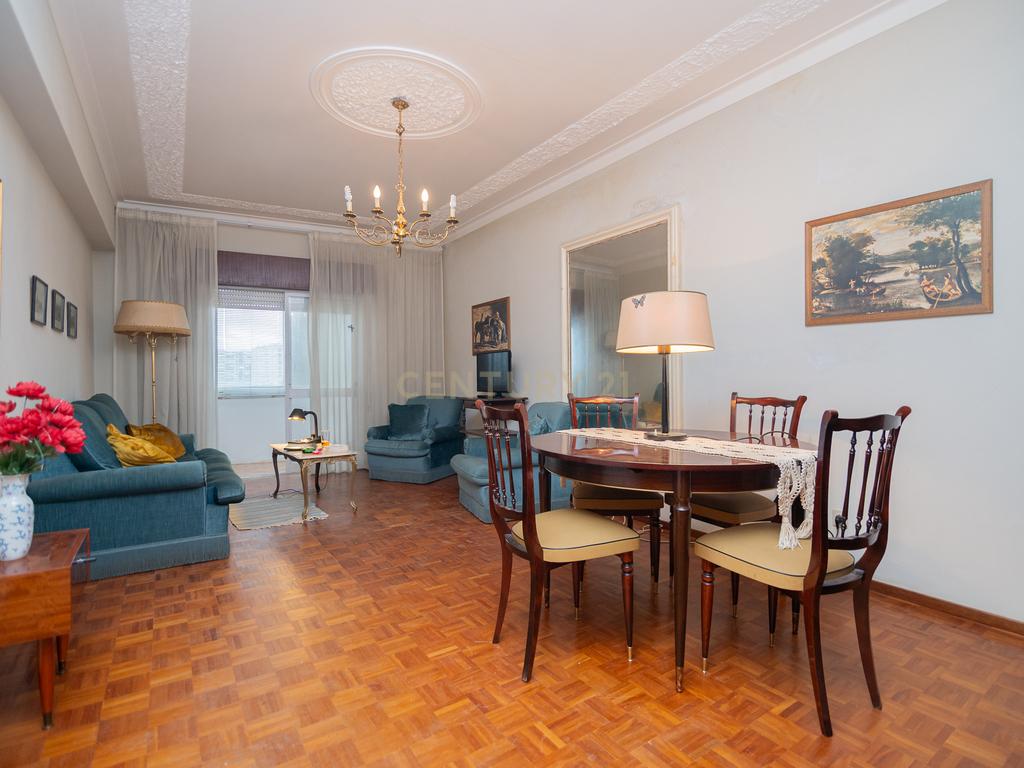 NÃO PERCA ESTA GRANDE OPORTUNIDADE! APARTAMENTO T3 DE GRANDES DIMENSÕES 140 M2 COM AMPLA VARANDA, DESPENSA E DUAS CASAS DE BANHO, MUITO BEM LOCALIZADO NO CENTRO DE PORTIMÃO PRÓXIMO DE TODAS AS COMODIDADES E SERVIÇOS, A MINUTOS DA ZONA RIBEIRINHA E A POUCOS MINUTOS - Image 10
