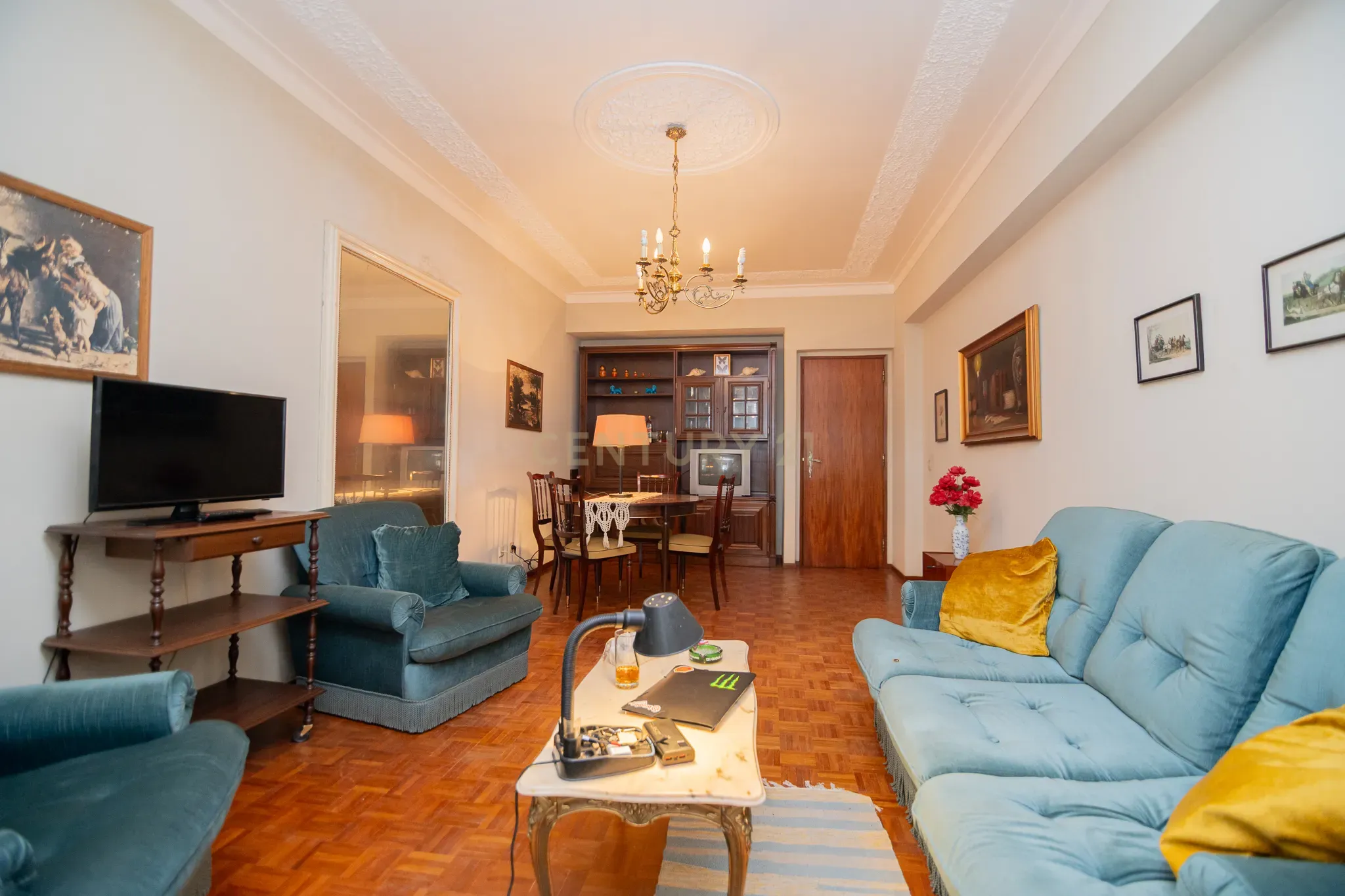 NÃO PERCA ESTA GRANDE OPORTUNIDADE! APARTAMENTO T3 DE GRANDES DIMENSÕES 140 M2 COM AMPLA VARANDA, DESPENSA E DUAS CASAS DE BANHO, MUITO BEM LOCALIZADO NO CENTRO DE PORTIMÃO PRÓXIMO DE TODAS AS COMODIDADES E SERVIÇOS, A MINUTOS DA ZONA RIBEIRINHA E A POUCOS MINUTOS - Image 9