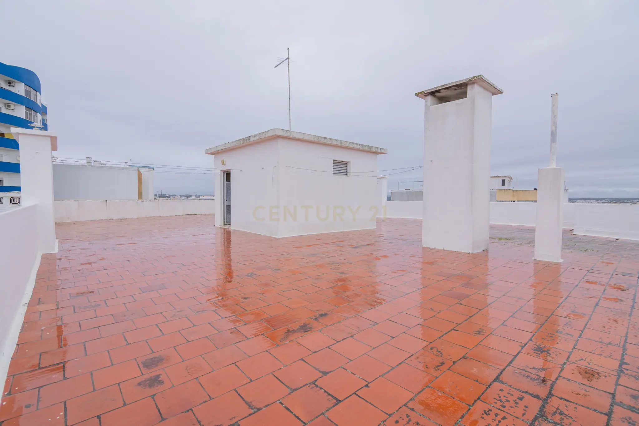 NÃO PERCA ESTA GRANDE OPORTUNIDADE! APARTAMENTO T3 DE GRANDES DIMENSÕES 140 M2 COM AMPLA VARANDA, DESPENSA E DUAS CASAS DE BANHO, MUITO BEM LOCALIZADO NO CENTRO DE PORTIMÃO PRÓXIMO DE TODAS AS COMODIDADES E SERVIÇOS, A MINUTOS DA ZONA RIBEIRINHA E A POUCOS MINUTOS - Image 29