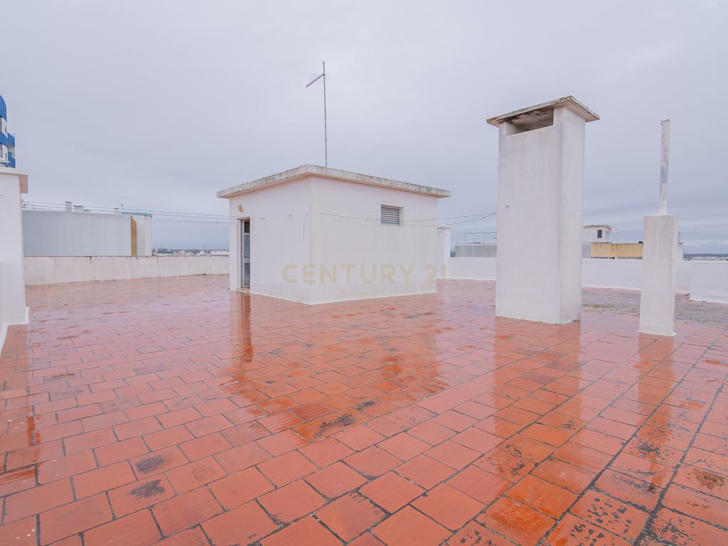 NÃO PERCA ESTA GRANDE OPORTUNIDADE! APARTAMENTO T3 DE GRANDES DIMENSÕES 140 M2 COM AMPLA VARANDA, DESPENSA E DUAS CASAS DE BANHO, MUITO BEM LOCALIZADO NO CENTRO DE PORTIMÃO PRÓXIMO DE TODAS AS COMODIDADES E SERVIÇOS, A MINUTOS DA ZONA RIBEIRINHA E A POUCOS MINUTOS - Image 29