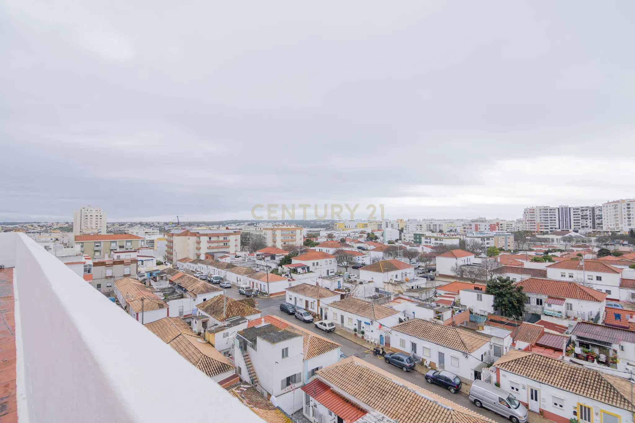 NÃO PERCA ESTA GRANDE OPORTUNIDADE! APARTAMENTO T3 DE GRANDES DIMENSÕES 140 M2 COM AMPLA VARANDA, DESPENSA E DUAS CASAS DE BANHO, MUITO BEM LOCALIZADO NO CENTRO DE PORTIMÃO PRÓXIMO DE TODAS AS COMODIDADES E SERVIÇOS, A MINUTOS DA ZONA RIBEIRINHA E A POUCOS MINUTOS - Image 32