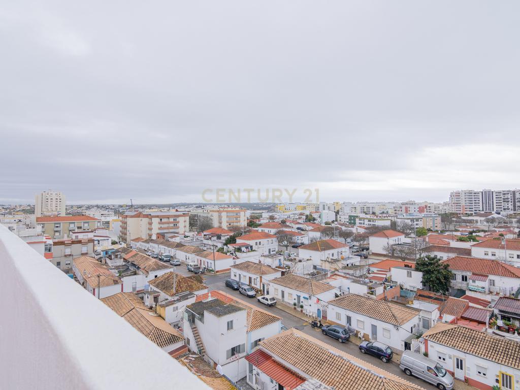 NÃO PERCA ESTA GRANDE OPORTUNIDADE! APARTAMENTO T3 DE GRANDES DIMENSÕES 140 M2 COM AMPLA VARANDA, DESPENSA E DUAS CASAS DE BANHO, MUITO BEM LOCALIZADO NO CENTRO DE PORTIMÃO PRÓXIMO DE TODAS AS COMODIDADES E SERVIÇOS, A MINUTOS DA ZONA RIBEIRINHA E A POUCOS MINUTOS - Image 32