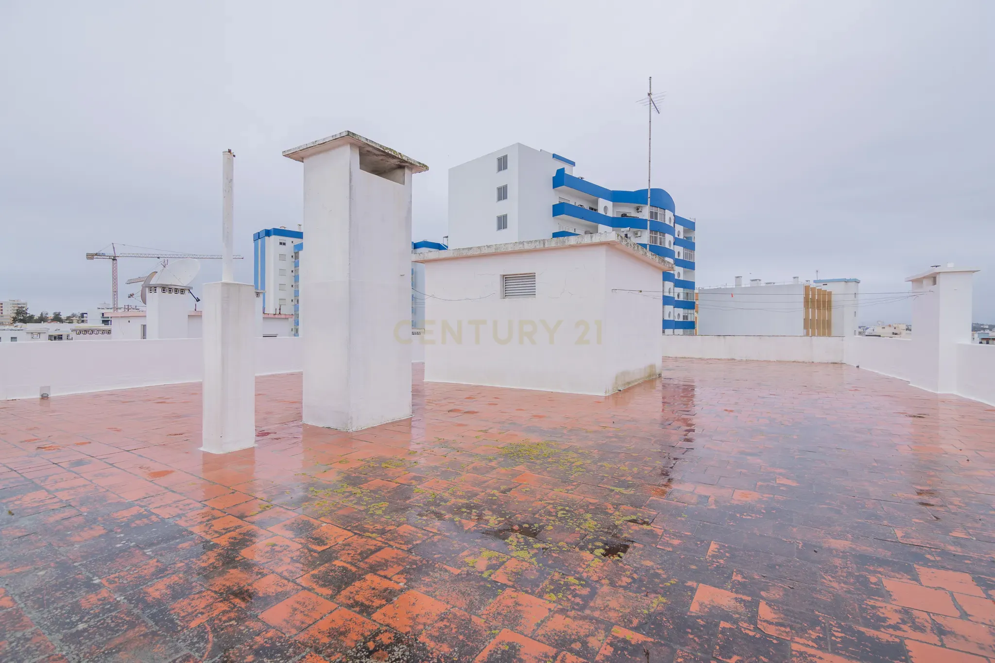 NÃO PERCA ESTA GRANDE OPORTUNIDADE! APARTAMENTO T3 DE GRANDES DIMENSÕES 140 M2 COM AMPLA VARANDA, DESPENSA E DUAS CASAS DE BANHO, MUITO BEM LOCALIZADO NO CENTRO DE PORTIMÃO PRÓXIMO DE TODAS AS COMODIDADES E SERVIÇOS, A MINUTOS DA ZONA RIBEIRINHA E A POUCOS MINUTOS - Image 30