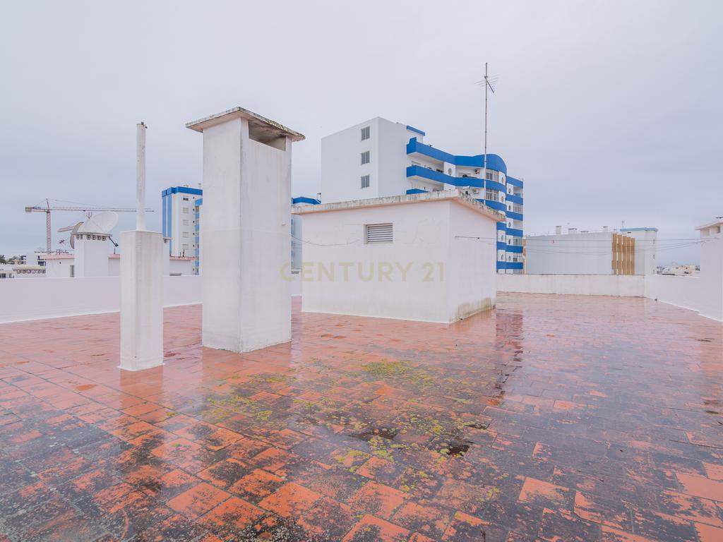 NÃO PERCA ESTA GRANDE OPORTUNIDADE! APARTAMENTO T3 DE GRANDES DIMENSÕES 140 M2 COM AMPLA VARANDA, DESPENSA E DUAS CASAS DE BANHO, MUITO BEM LOCALIZADO NO CENTRO DE PORTIMÃO PRÓXIMO DE TODAS AS COMODIDADES E SERVIÇOS, A MINUTOS DA ZONA RIBEIRINHA E A POUCOS MINUTOS - Image 30