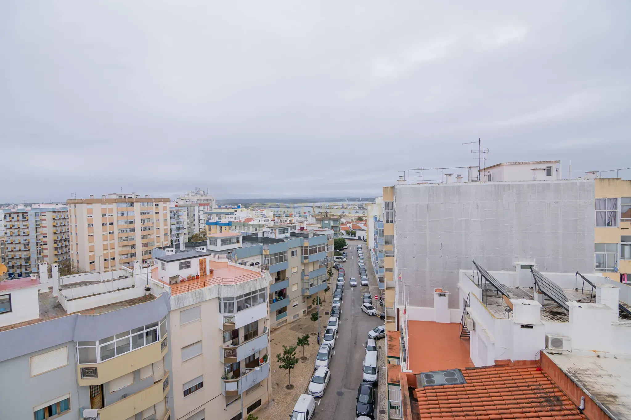 NÃO PERCA ESTA GRANDE OPORTUNIDADE! APARTAMENTO T3 DE GRANDES DIMENSÕES 140 M2 COM AMPLA VARANDA, DESPENSA E DUAS CASAS DE BANHO, MUITO BEM LOCALIZADO NO CENTRO DE PORTIMÃO PRÓXIMO DE TODAS AS COMODIDADES E SERVIÇOS, A MINUTOS DA ZONA RIBEIRINHA E A POUCOS MINUTOS - Image 31