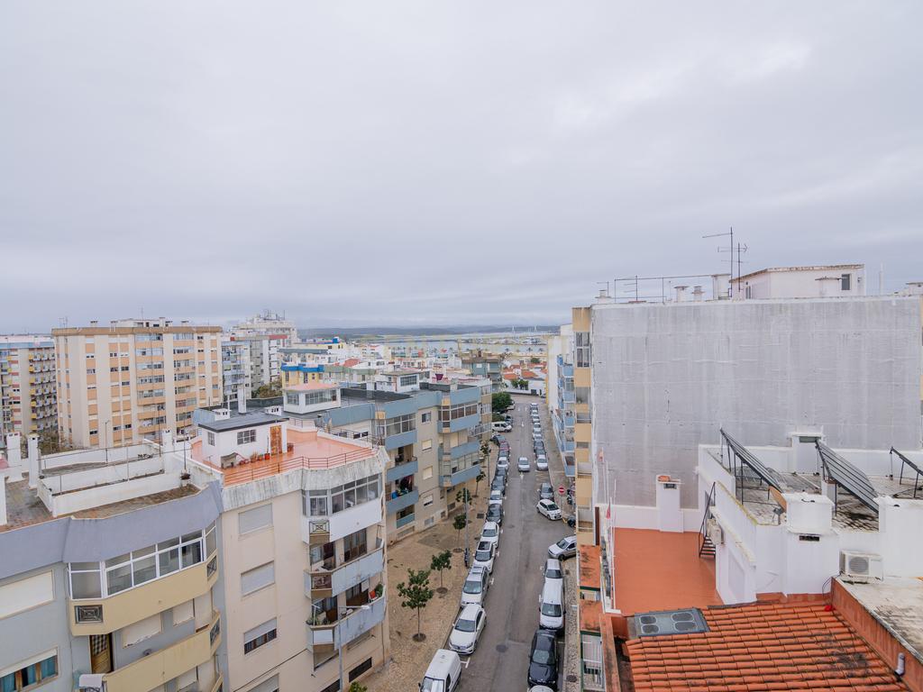 NÃO PERCA ESTA GRANDE OPORTUNIDADE! APARTAMENTO T3 DE GRANDES DIMENSÕES 140 M2 COM AMPLA VARANDA, DESPENSA E DUAS CASAS DE BANHO, MUITO BEM LOCALIZADO NO CENTRO DE PORTIMÃO PRÓXIMO DE TODAS AS COMODIDADES E SERVIÇOS, A MINUTOS DA ZONA RIBEIRINHA E A POUCOS MINUTOS - Image 31
