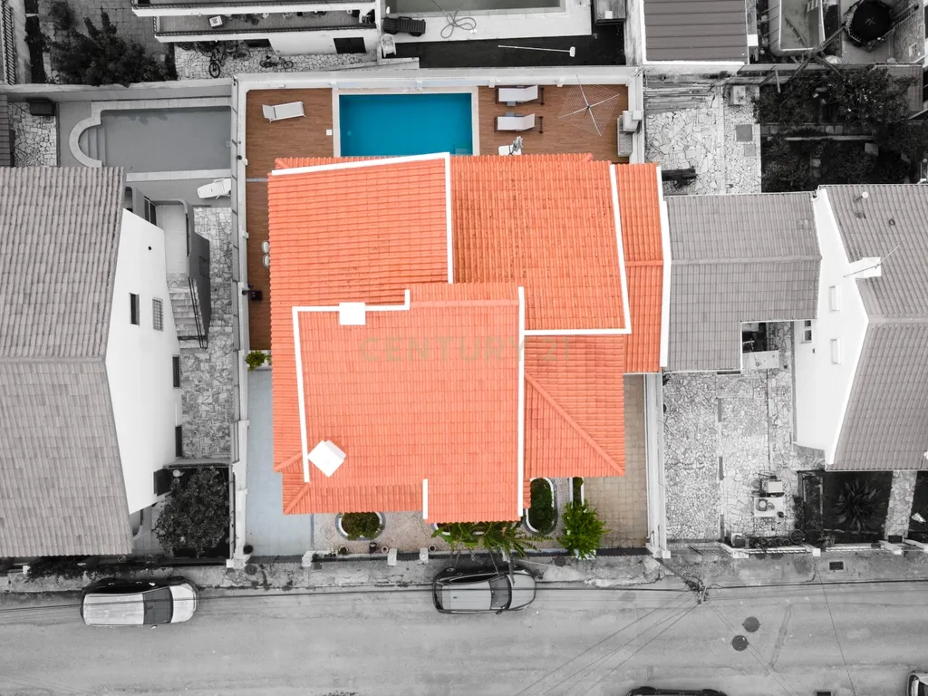 Moradia de Sonho na Charneca da Caparica – Elegância, Conforto e Localização Privilegiada - Image 1