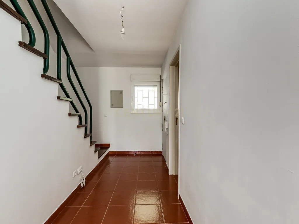 Apartamento T4 Duplex no coração de Telheiras - Image 2