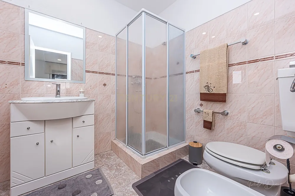 Alojamento Estudantil LÁ-SALETTE ( quarto Melro Azul 11m2 ) - Image 4