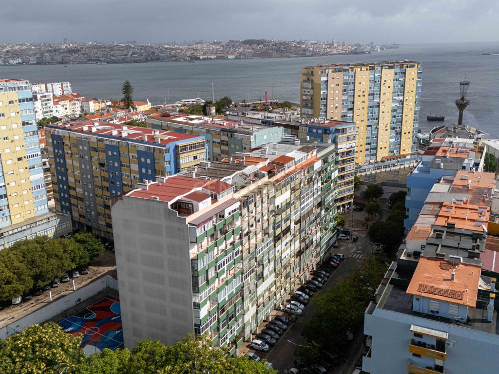 T3 Totalmente Remodelado com Vista Rio | Cacilhas, Almada - Image 25