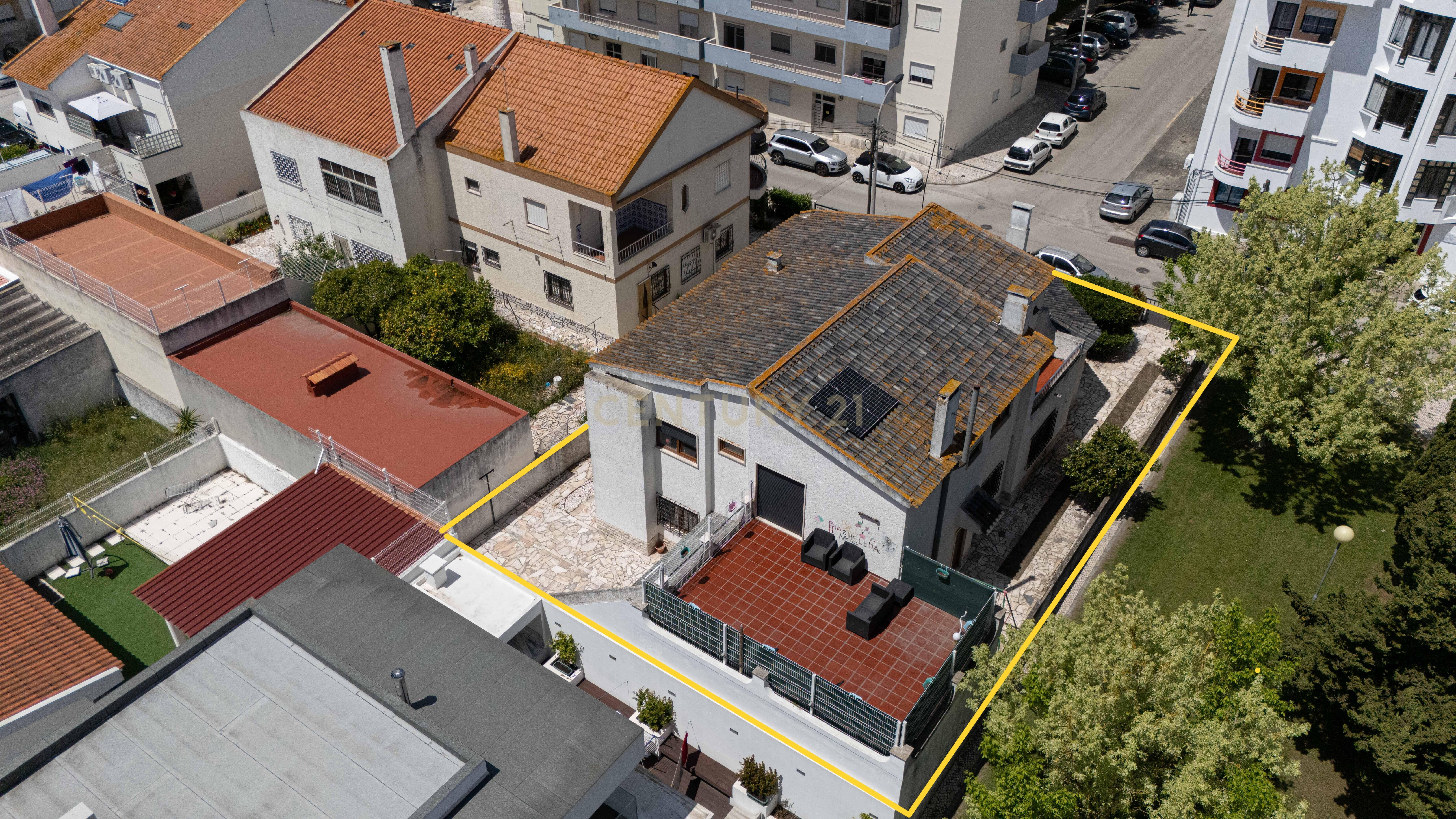 Moradia T6 no centro do Montijo com jardim e garagem - Image 60