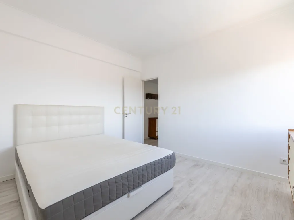 Apartamento T3 para arrendamento - 5 piso c/elevador - Amora - Image 16