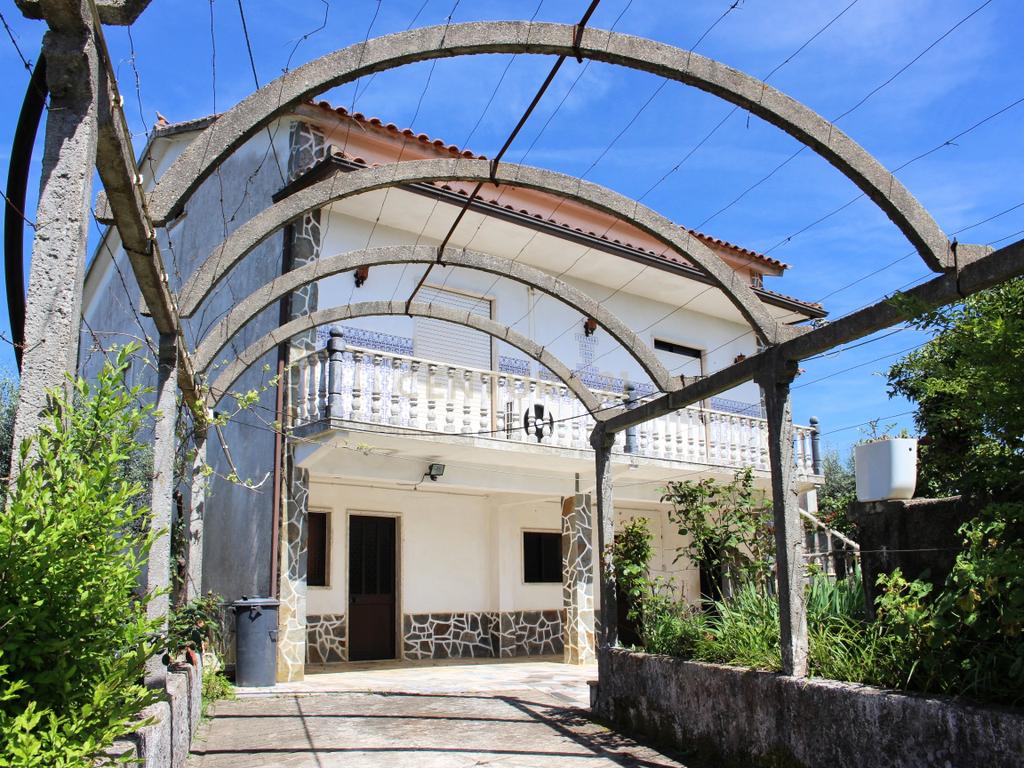 Moradia T6 isolada, terreno de 825m² e vista montanha – Pedrógão Grande - Image 1
