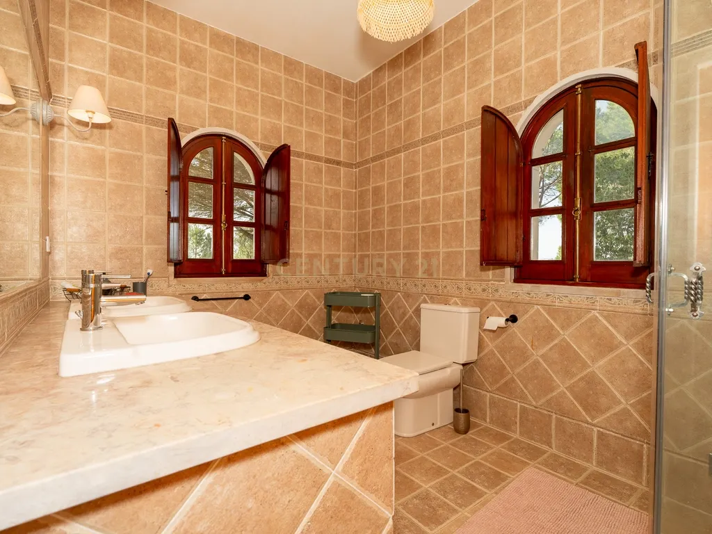 Fabulosa Quinta com lote de terreno de 22.381 m2, onde se encontra inserida uma moradia composta por dois pisos, com uma área bruta de 623 m2, uma área útil de 304 m2 e uma área bruta dependente de 319 m2, localizada em Santo Isidro de Pegões, na zona de Pegões, a pouca distância das belas praias de Setúbal. - Image 69