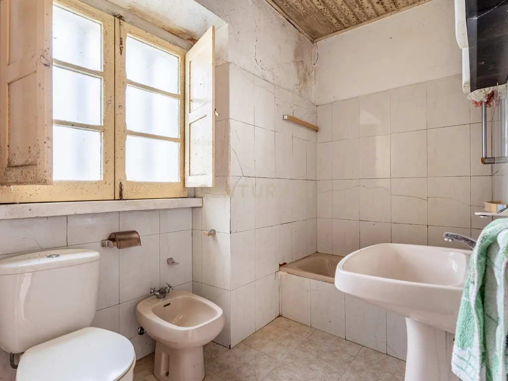 Moradia T4 para Remodelação Total em Vialonga - Image 6