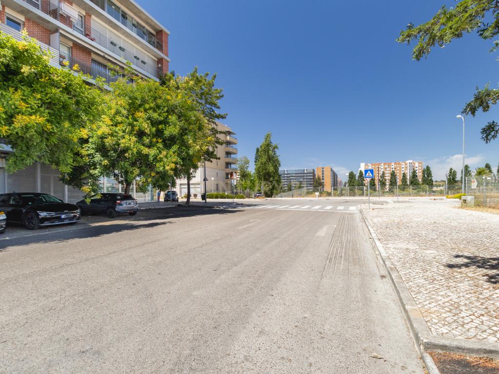 T1 Muito Espaçoso na Alta de Lisboa com Garagem e Arrecadação - Image 19