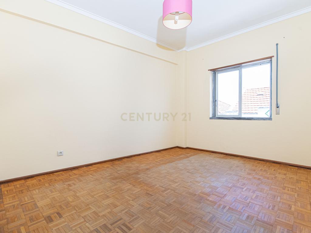 Oportunidade Única! Apartamento T2 com Vista Rio em Vila Franca de Xira. - Image 9
