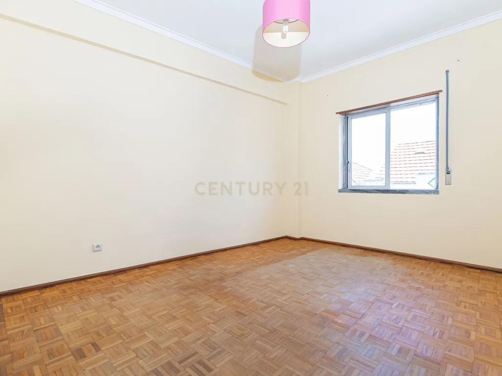 Oportunidade Única! Apartamento T2 com Vista Rio em Vila Franca de Xira. - Image 9