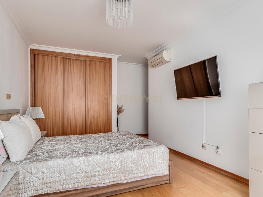 Apartamento T4 em Alfragide com Vista e Excelentes Acabamentos - Image 18