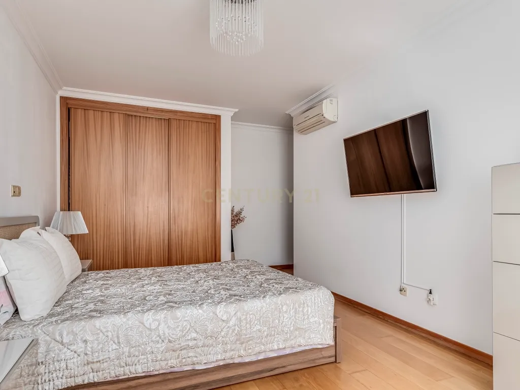Apartamento T4 em Alfragide com Vista e Excelentes Acabamentos - Image 18