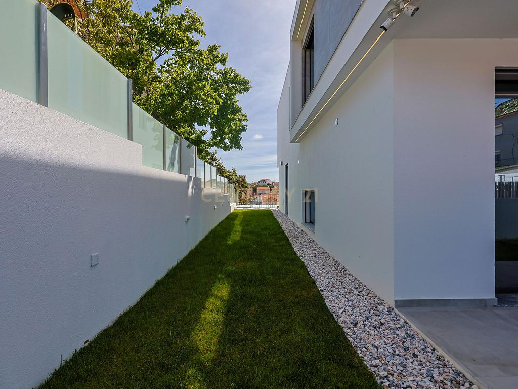Moradia T5 com Piscina e Domótica - Nova Construção na Charneca da Caparica - Image 43