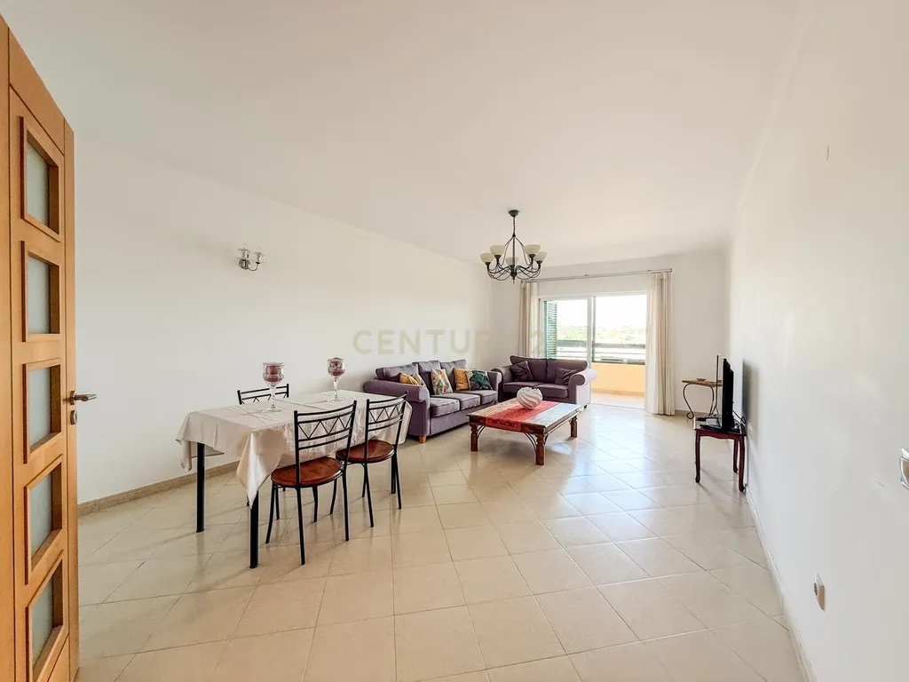 Espaçoso apartamento T2 com varanda em Armação de Pêra, Silves. - Image 3
