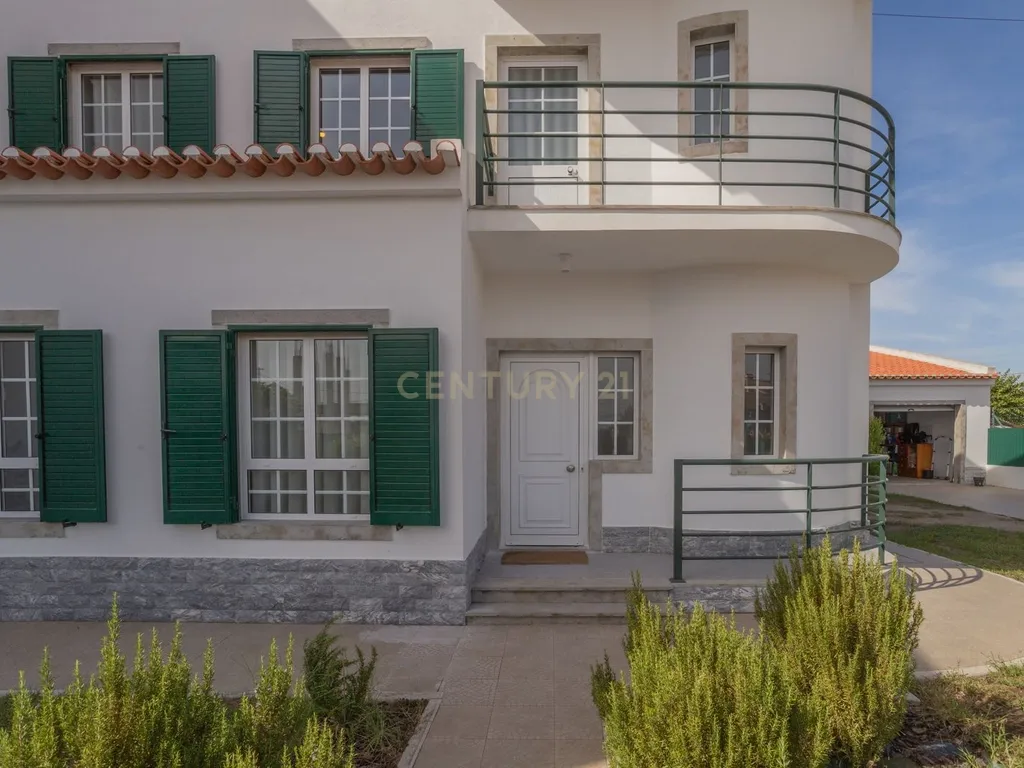 Moradia T4, luminosa, com garagem, jardim e logradouro. - Image 1