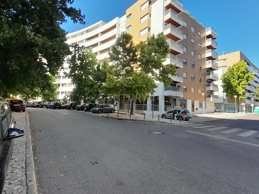 Fantástico T2 com Terraço e estacionamento, frente ao Parque das Conchas - Image 48