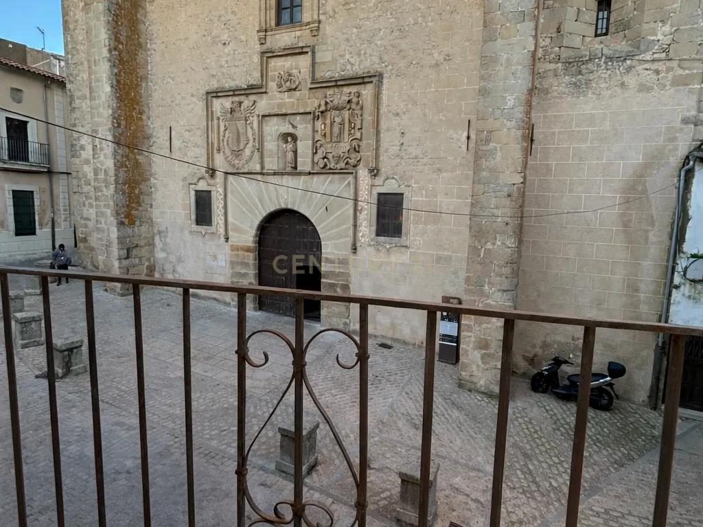 Edifício exclusivo com grande potencial numa das melhores zonas de Trujillo - Image 7