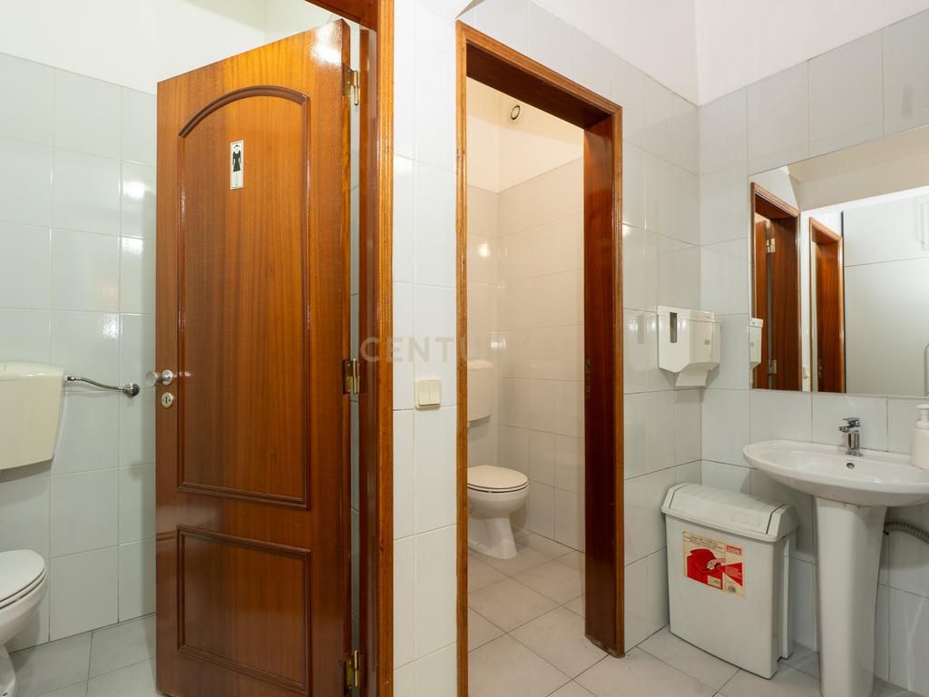 **Fantástica loja de dois pisos em Linda a Velha** - Image 36