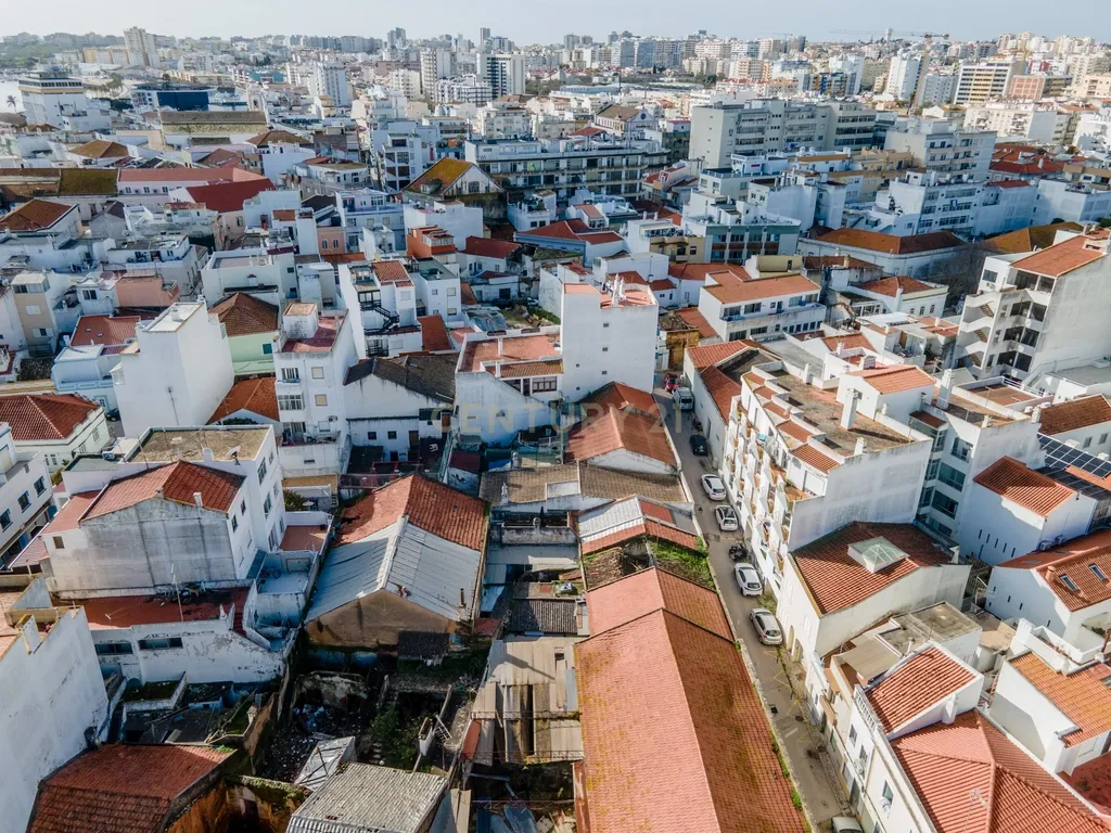 OPORTUNIDADE DE INVESTIMENTO - Edifício térreo 323m2 para recuperação no Centro Portimão - Image 21