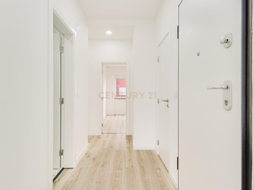 Apartamento T2 Remodelado na Prestigiada Avenida Jaime Cortesão em Setúbal – Próximo da Zona Ribeirinha - Image 1