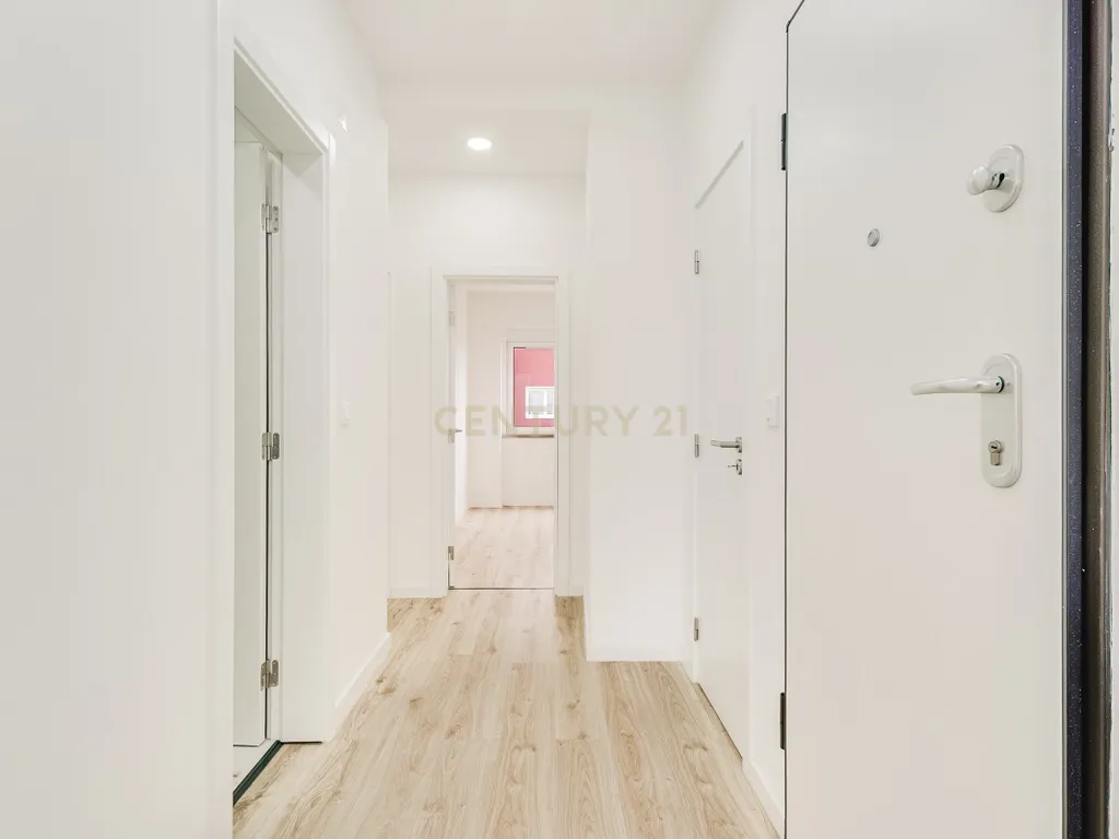 Apartamento T2 Remodelado na Prestigiada Avenida Jaime Cortesão em Setúbal – Próximo da Zona Ribeirinha - Image 1