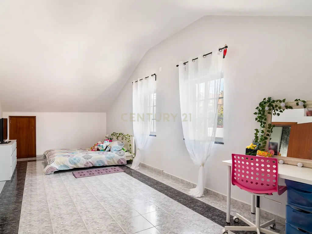 Moradia T3+2 Isolada na Quinta do Conde - Image 18