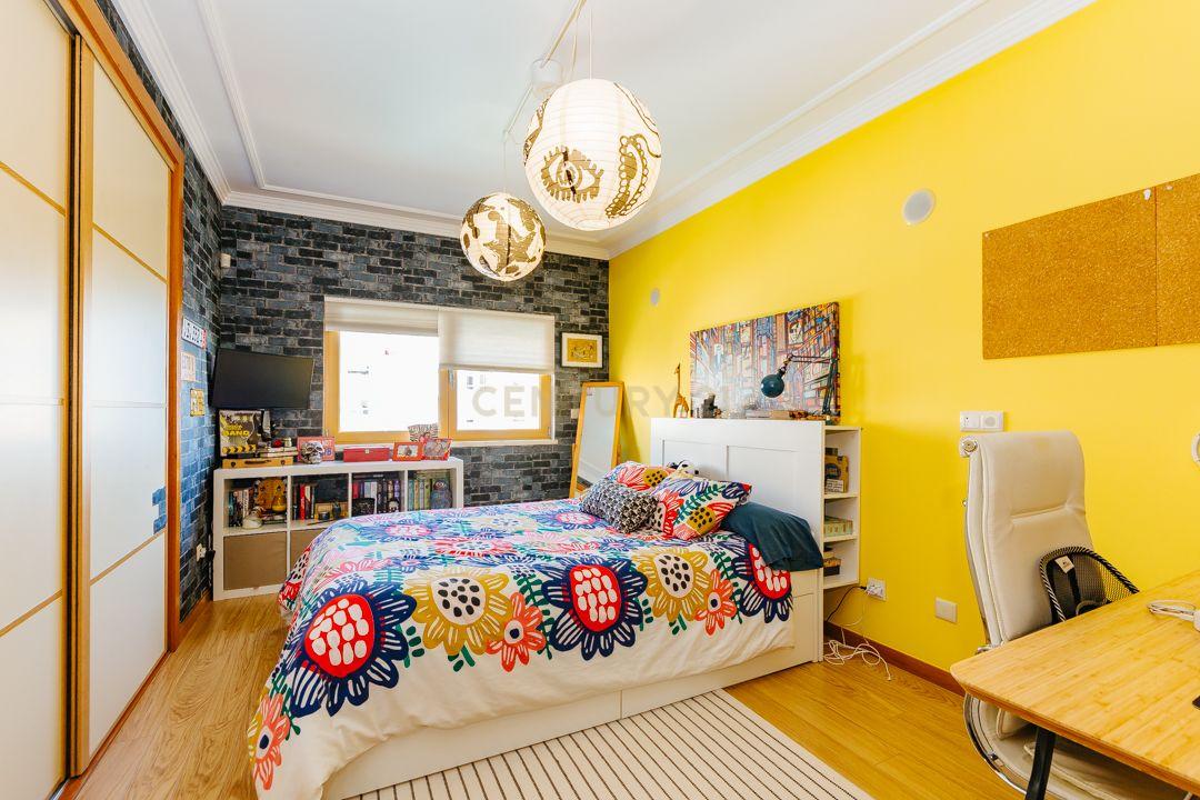 Luxuosa Moradia Renovada com Vista Panorâmica em Loures - Image 33