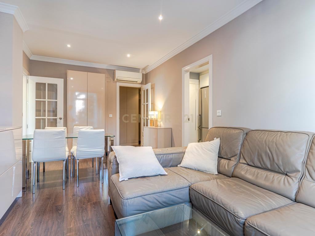 Apartamento Renovado em Granada com Garagem e Segurança - Image 3