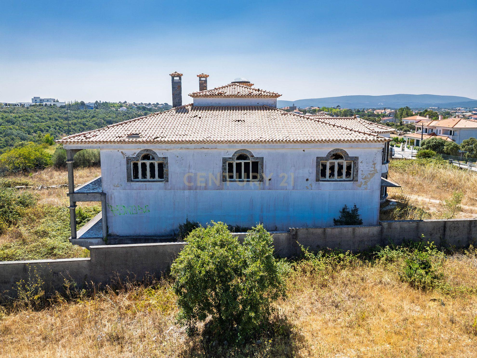 Fotografia 10 de Terreno com área  5.359m2  tendo uma construção inacabada e elevado potencial construtivo em Fátima